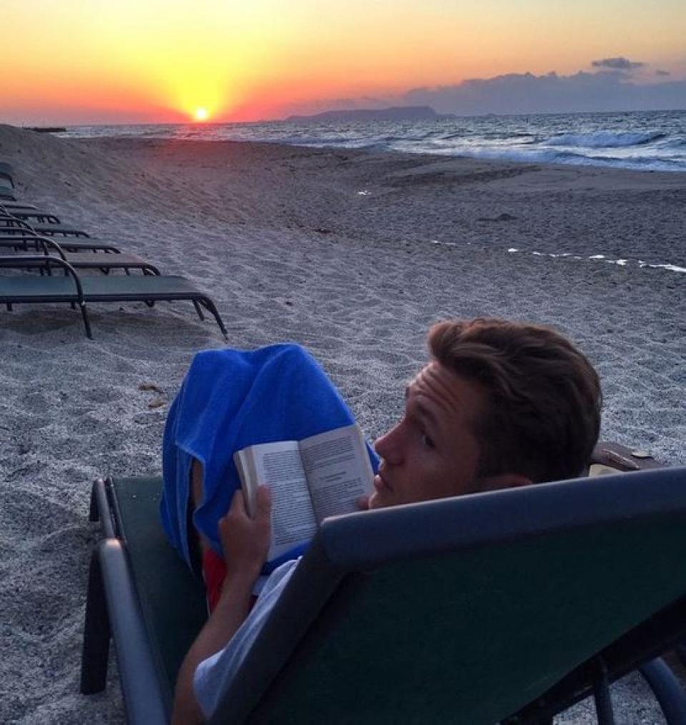Влад Соколовский отдыхает на море. Тут не селфи, потому что книга