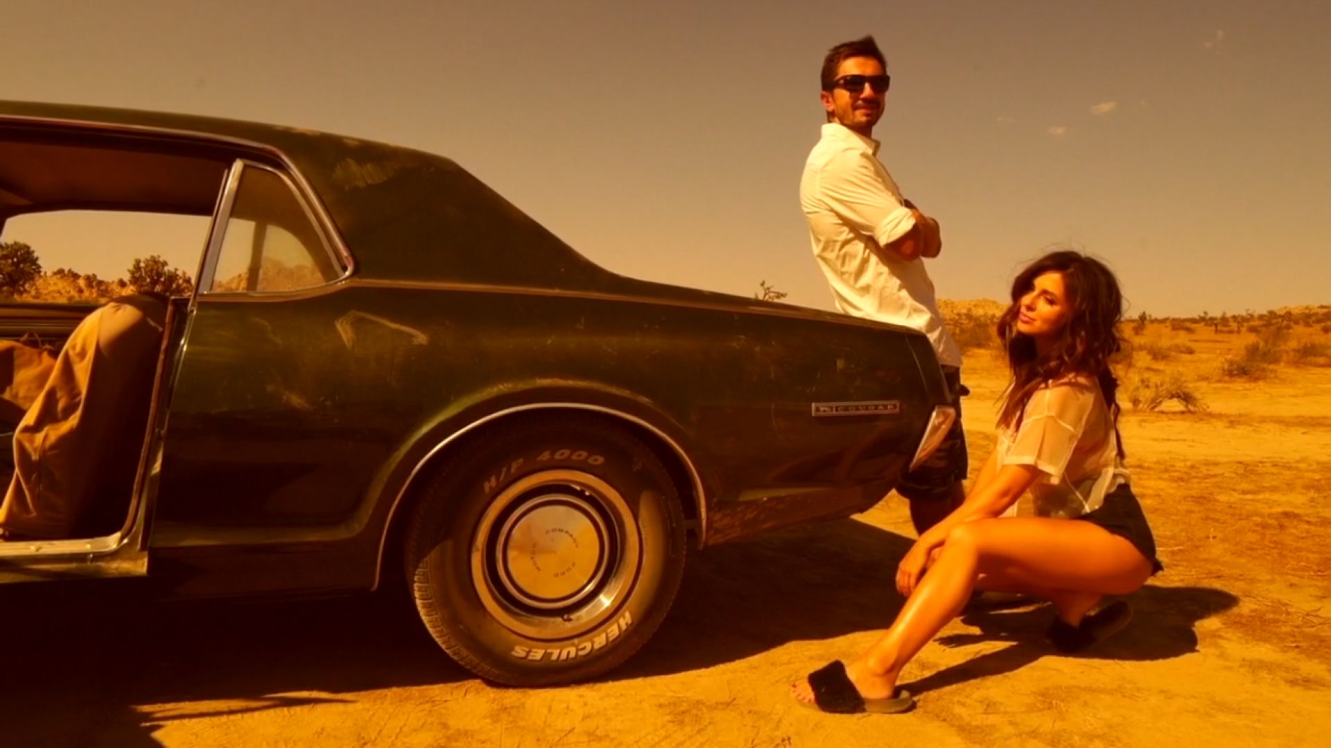 Песня поет мужчина там там. Девушка с машиной в пустыне. Машины из клипов. Клип в машине. Девушка и парень в пустыне.